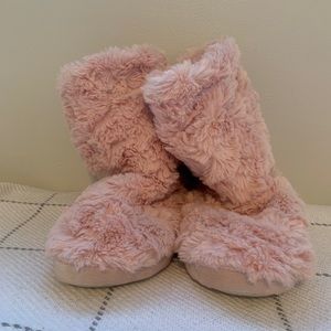 Pink fuzzy slipper boots, women’s size large 9-10